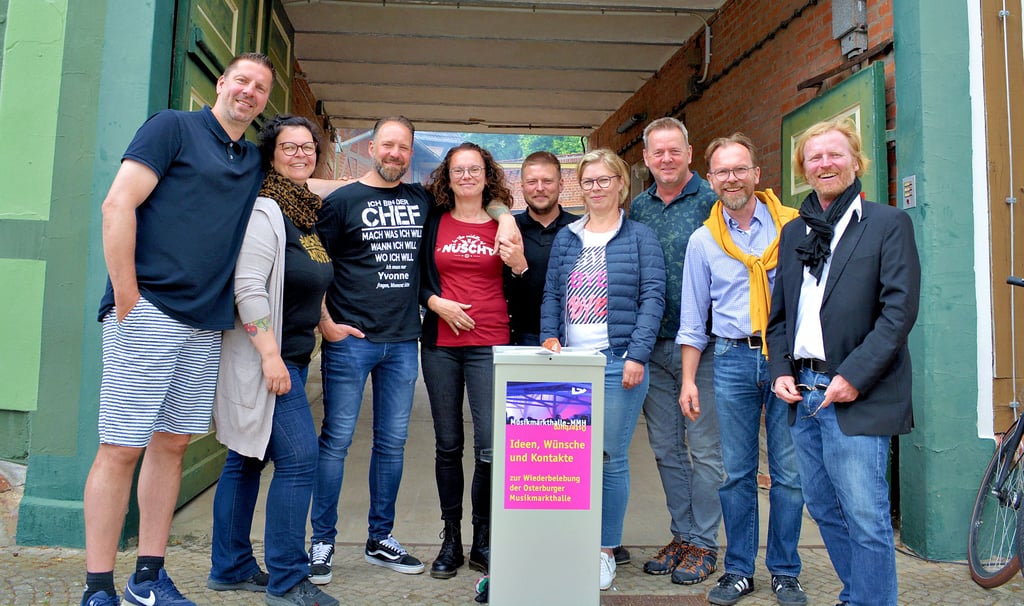 René Fleck (von links), Sandra Hausmann, Mario und Yvonne Wellner, Norman Witych, Anja und André Wenisch, Ralf Engelkamp und Rainer Kranz am Tor zur Musikmarkthalle.