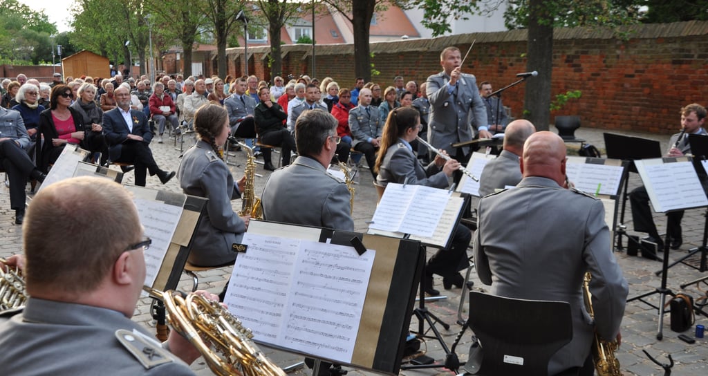 An einem herrlichen Frühlingsabend erlebten die Zuschauer einen bunten Mix aus verschiedenen Jahrhunderten der Musikgeschichte. Orchesterleiter Christian Prchal bewies dabei einmal mehr, dass er es auch wunderbar versteht, das Publikum mit seiner Moderation gut zu unterhalten.