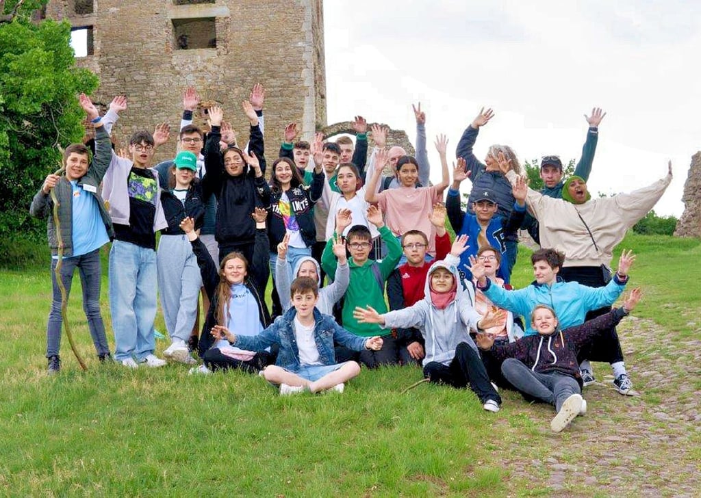 20 Jugendliche aus Mansfeld-Südharz, dem Harz und dem Salzlandkreis waren beim Jugendcamp dabei. Mit ihren Betreuern und den Kursreferenten unternahmen sie auch Ausflüge in die Natur, wie hier zur Burgruine Arnstein.