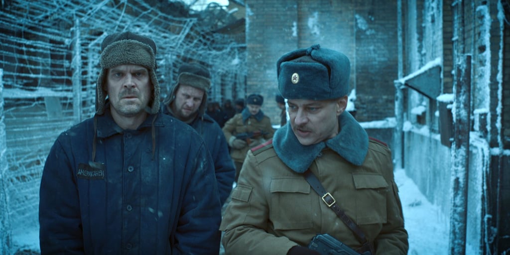David Harbour (l) als Jim Hopper und Tom Wlaschiha als Dmitri in einer Szene aus „Stranger Things“ (undatiert).