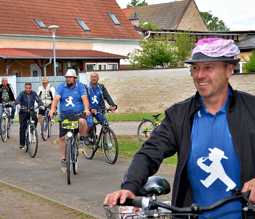 Überwiegend friedlich unterwegs waren die Männertags-Gesellschaften, wie diese blau-weißen „Ampelmännchen“ aus der Ränzelstecherstadt Güsten.