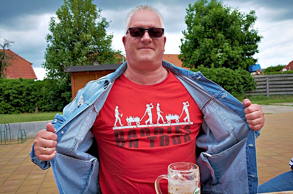 „Daddies on Tour“. Das T-Shirt ist eher nostalgischer Natur, Männertag ist heute Familientag.