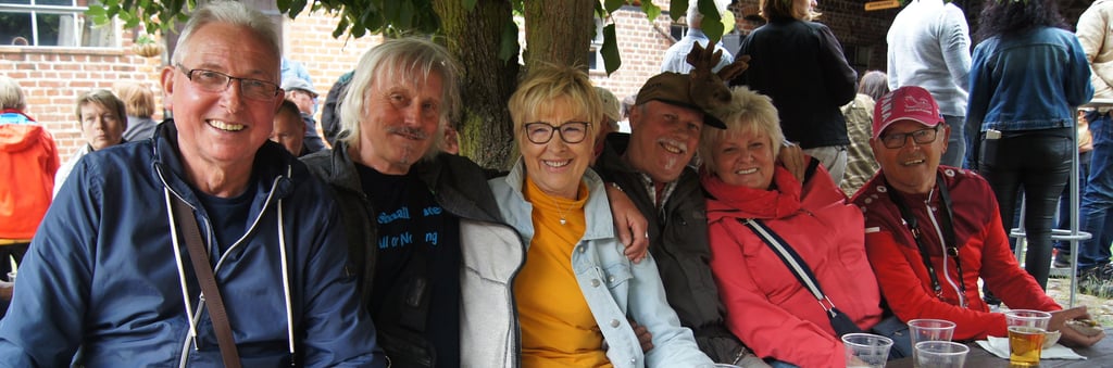 Einst sind Harald (v.l.), Hans, Erika, Dietmar, Helga und Arno zusammen in Samswegen zur Schule gegangen, inzwischen hat es sie weit ins Land verstreut. Am Herrentag jedoch kommen sie regelmäßig auf Webers Hof zusammen, dieses Treffen hat längst Tradition. Es gibt noch immer viel zu erzählen, lachen sie, auch wenn wir inzwischen zum Club der Siebzigjährigen gehören.