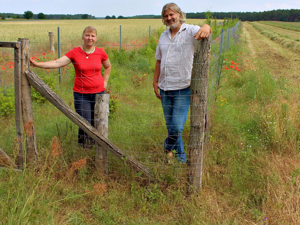 Uta Mitsch und Christian Warnke in einer angelegten Heckenanlage in der Gemarkung Cobbel.