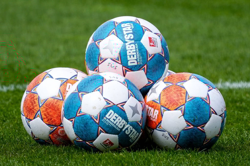 Beim Kindersportfest in hettstedt wrd Fußball gespielt.