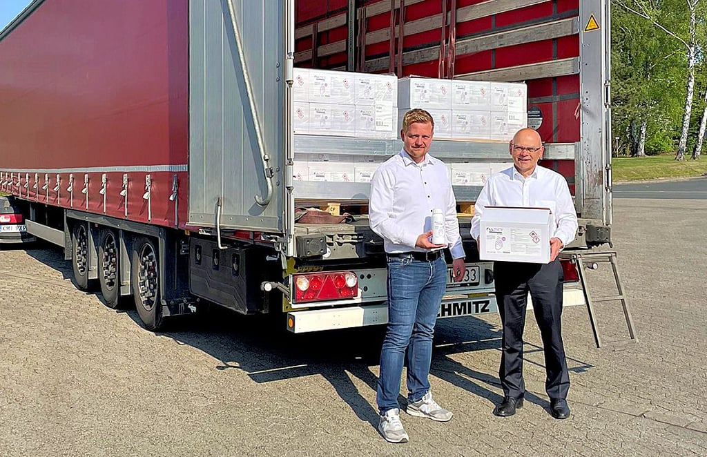 Jan Regenhardt (links) von Imperial und Axel Sommerfeld von Schirm vor einem beladenen Lkw in Wolfenbüttel.