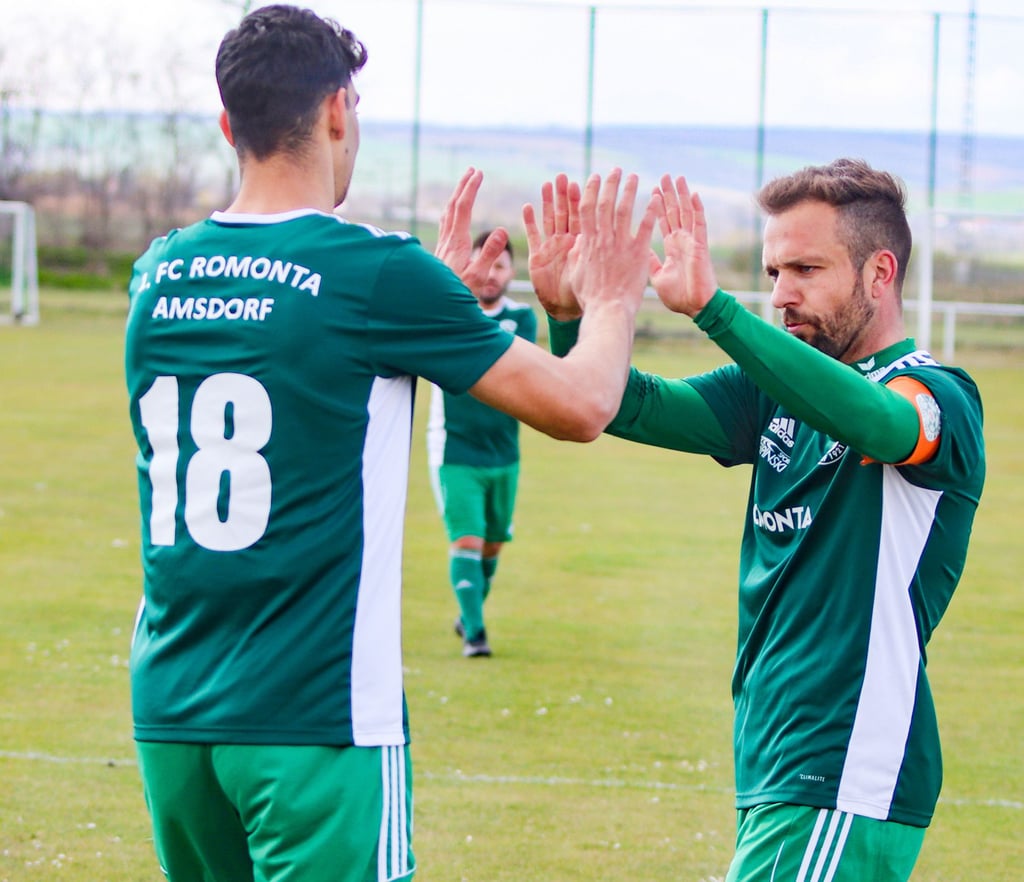 Grund zum Jubeln hatten die Amsdorfer, hier Ahmad Khalaf (links) und Alexander Gründler, auch im Spiel bei Fortuna Magdeburg. Romonta gelang ein 3:1-Auswärtserfolg.