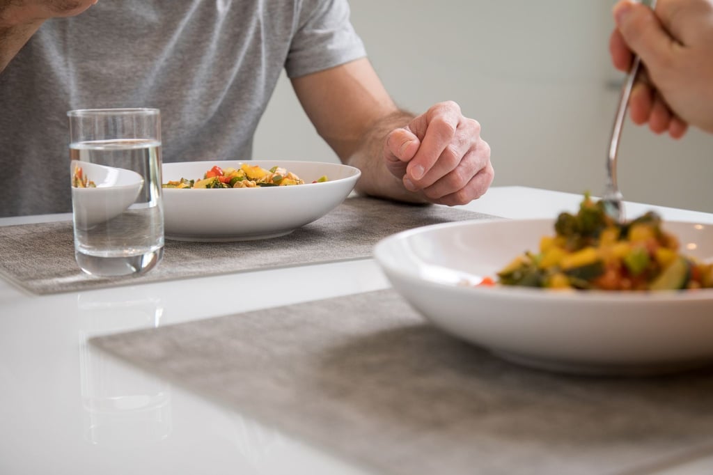 Trinkt man während einer Mahlzeit, bremst das die Verdauung nicht aus, sondern nutzt ihr sogar. Vor allem dann, wenn das Wasser im Glas lauwarm ist.