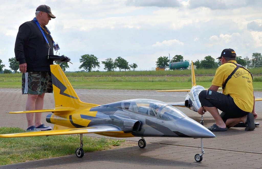 Zu einem Synchronflug setzen diese beiden Piloten an, als sie ihre Jets vom Typ Viper in den altmärkischen Wolkenhimmel schicken, Rauchspuren in der Luft hinterlassen und für die „bunterweiche Landung“, so der Moderator, Applaus bekommen.