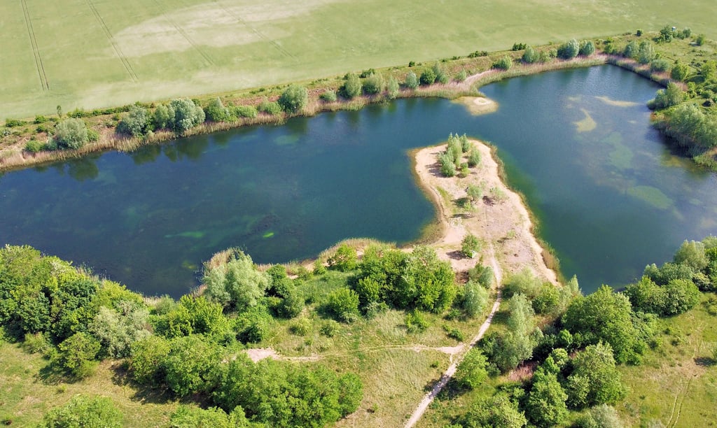 Der Büdener Kiessee aus der Vogelperspektive.