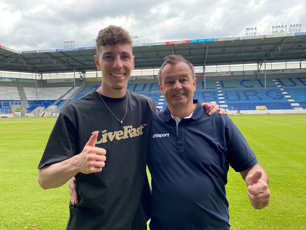 Florian Kath (links) mit Otmar Schork, Geschäftsführer Sport beim 1. FC Magdeburg.