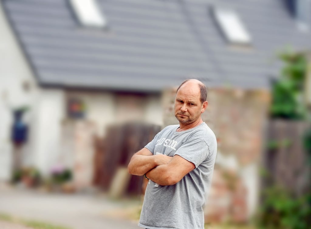 Ralf Bosse in der Akener Straße in Kleinzerbst. er und seine Nachbarn können wegen Hundegebell kaum noch schlafen.