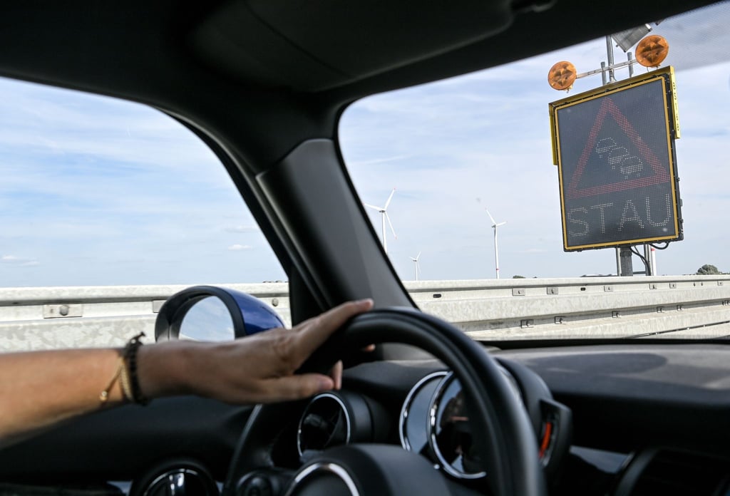 Aufmerksam am Steuer: Hinweise auf Staus entlang der Route helfen, in der Nähe der betroffene Stellen nicht überrascht zu werden.