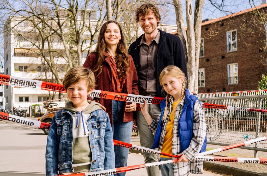 Philipp (Ulrich Friedrich Brandhoff, r) mit Tochter Miriam (Mia Grace Herold, r unten) und Frederike (Mina Tander, l) mit Sohn Fritz (William Vonnemann, l) bilden eine Notgemeinschaft.