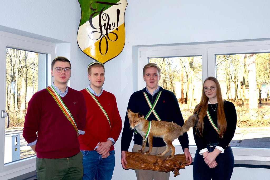 Christian (von links), Tim, Paul und Sophia im Verbindungshaus der Agronomia Cassel-Wolfsanger zu Witzenhausen und Bernburg. Der Fuchs im Bild repräsentiert die neuen Mitglieder, Füchse genannt.