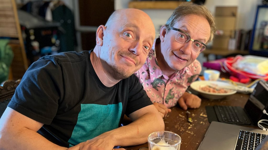 Bei der Sat1-Sendung "Genial daneben" lernten sich die beiden Comedians Wigald Boning und Bernhard Hoëcker kennen. Seit 2018 touren sie gemeinsam mit ihrem Programm "Gute Frage" durch Deutschland.