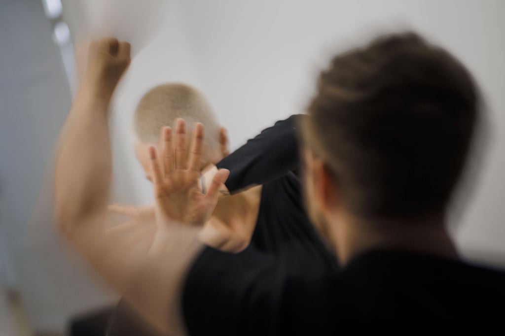 Ein Mann ist in Dresden nach Polizeiangaben rassistisch beleidigt, bespuckt und geschlagen worden.