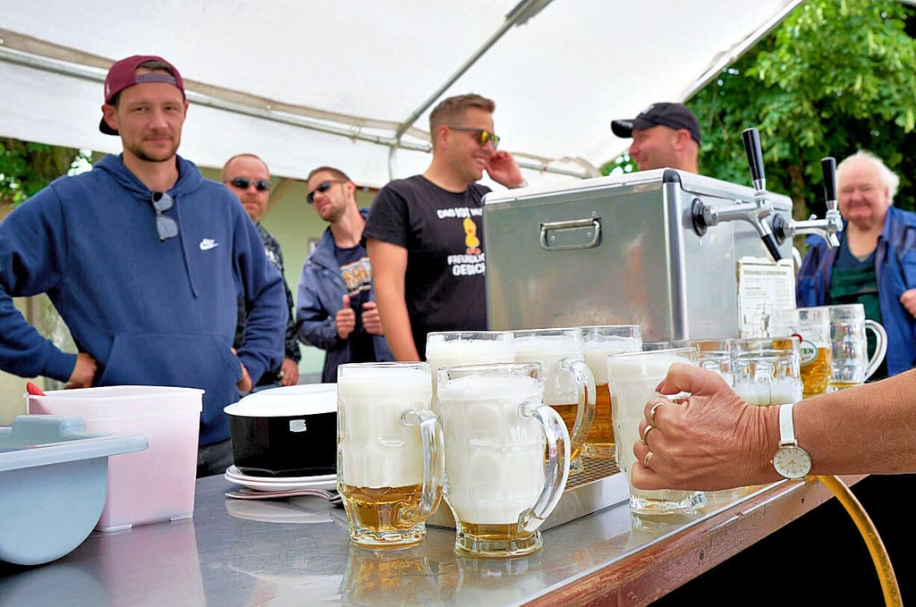 Die ersten Gäste haben Durst. Deshalb ran an den Zapfhahn. Längst muss der Wirt nicht mehr so häufig die Bierfässer anschließen.
