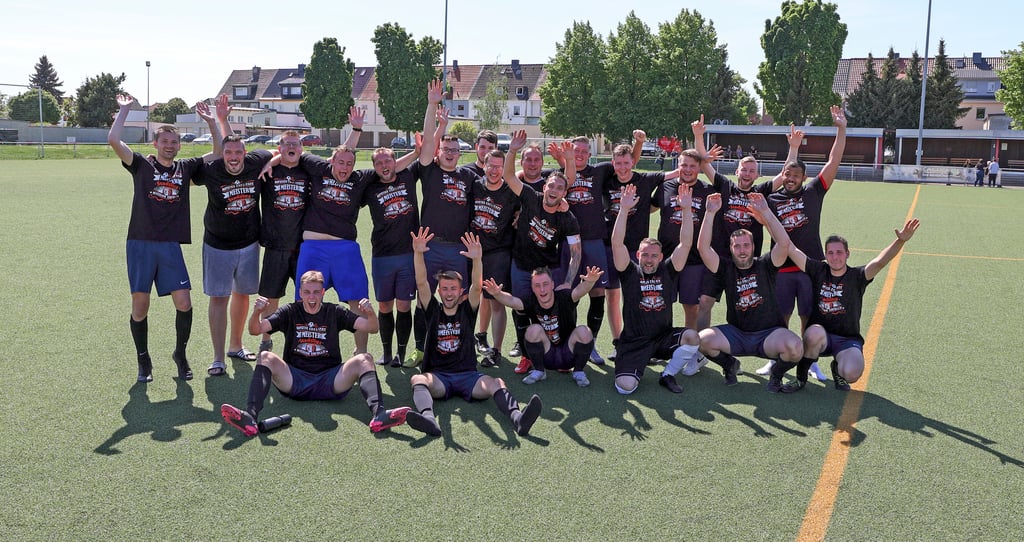 Germania Olvenstedt II spielt in der nächsten Saison in der Stadoberliga (h. v. l.): Sascha Pilz, Trainer Benjamin Graßhoff, Co-Trainer Tim Stephan, Robin Wirdel, Thomas Dörfer, Michael Müller, Julian Damitz, Jan-Philip Heller, Thomas Fehske, Richard Hartmann, Dominic Metzger, Michael Irrgang, Florian Klös, Max Körner und Tari Swigtkowski sowie (v. v. l.) Philipp Christian Kutz, Phillip Kleinau, Max Kuntermann, Maik Wende, Christoph Gehrke und Tristan Damitz.