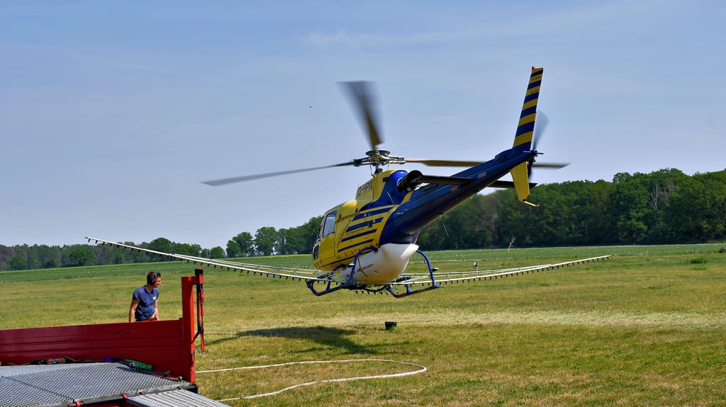 Vom Arendseer Ortsteil Sanne aus startete etwa jede halbe Stunde ein Hubschrauber.