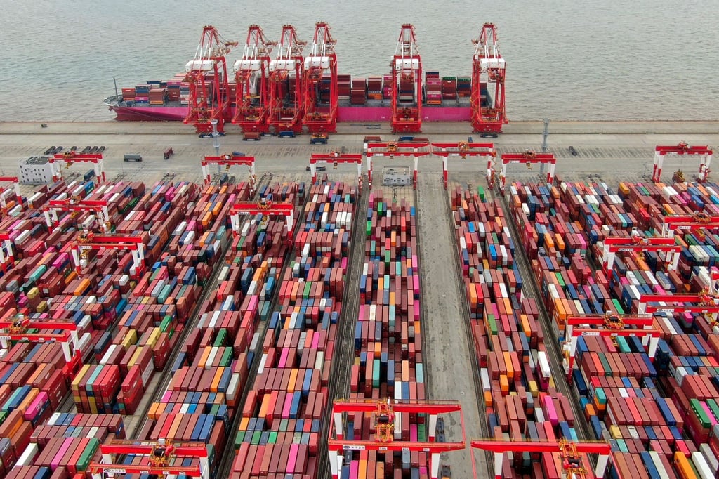 Im Hafen von Shanghai werden die Folgen des strengen Corona-Lockdowns in der Stadt deutlich.