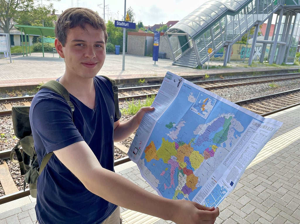 Mit der Europakarte in den Händen auf dem Bahnhof in Staßfurt: Jonas Zelmer gehört zu den 110 Gewinnern eines Europa-Tickets.