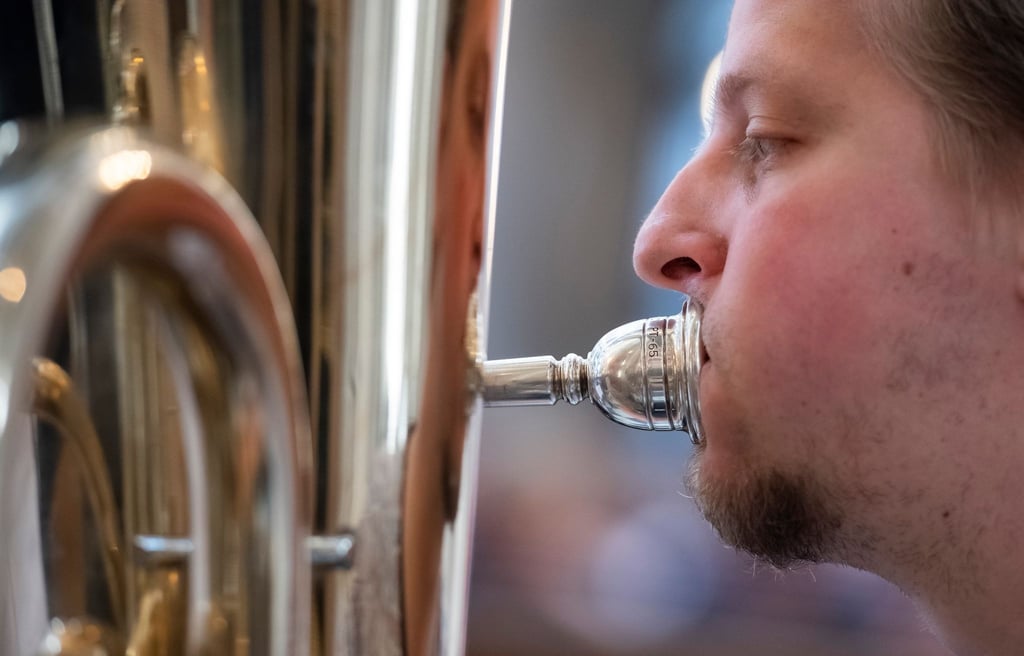 Ein Musiker spielt Tuba beim Chorfest „Du bist unser Friede“ in der Kathedrale St. Trinitatis.