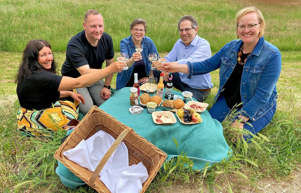 Anstoßen auf ein gemeinsames Projekt (v.l.): Christine Klauder, Stephan Ziegler, Theresia Stadler-Philipp, Jörg Richter und Kristin Ruske
