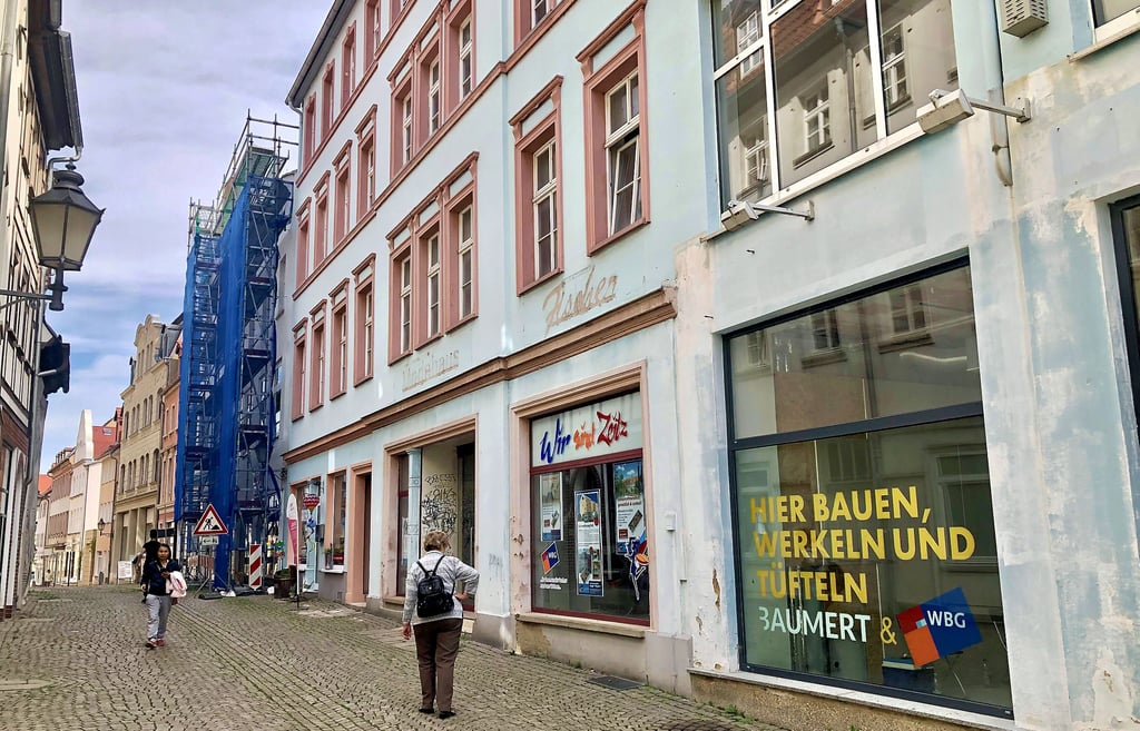 Die Kramerstraße 1 bis 4 gehört jetzt der Zeitzer Wohnungsbaugesellschaft WBG. Die Häuser werden zusammen mit dem Eckkomplex (rechts) Roßmarkt 13/13a (rechte Straßenseite) saniert. Hier entstehen neben Wohnungen ein Co-Working-Space und ein MVZ.