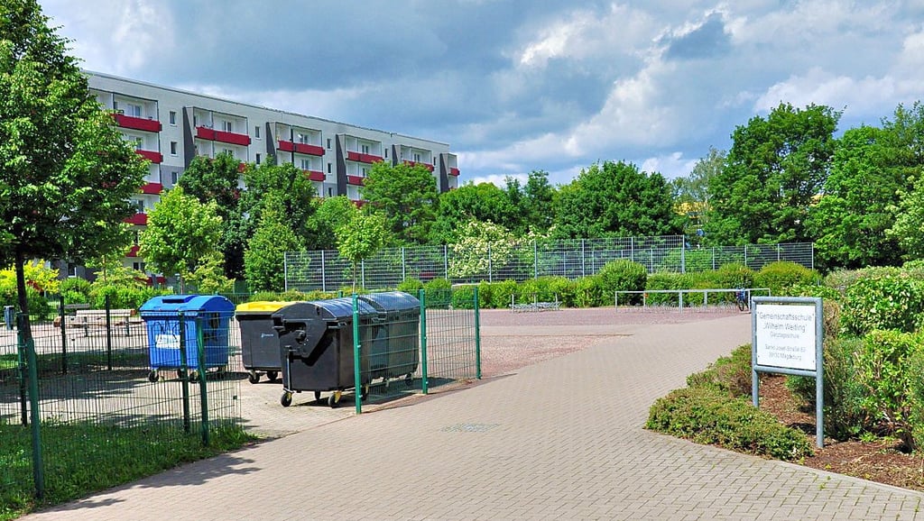 Der triste Schulhof der Magdeburger Gemeinschaftsschule „Wilhelm Weitling“ soll erneurt werden. Pläne und Fördergeld stehen bereit.    