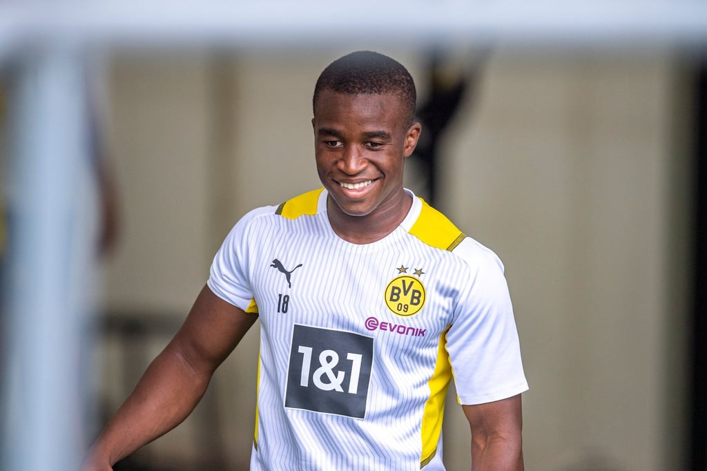 Durfte sich über ein VfB-Trikot freuen: Dortmunds Youngster Youssoufa Moukoko.