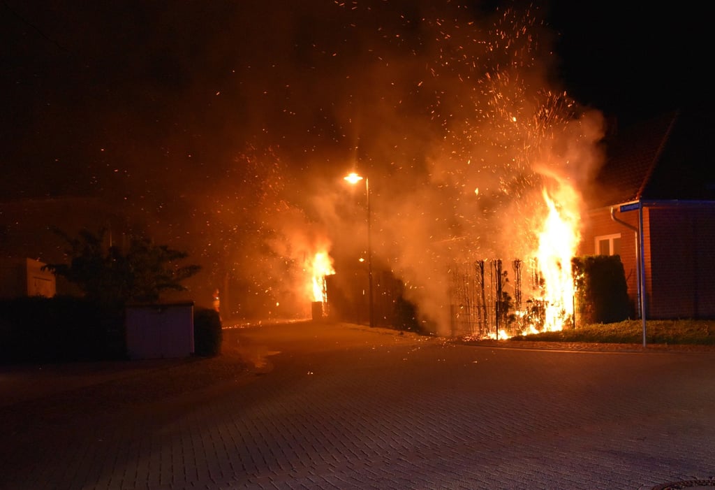 An gleich drei Orten in unmittelbarer Nähe hat es in der Nacht zu Samstag (28. Mai) in Halberstadt fast zeitgleich gebrannt. An einem Brandort wurde ein 18-Jähriger beobachtet.