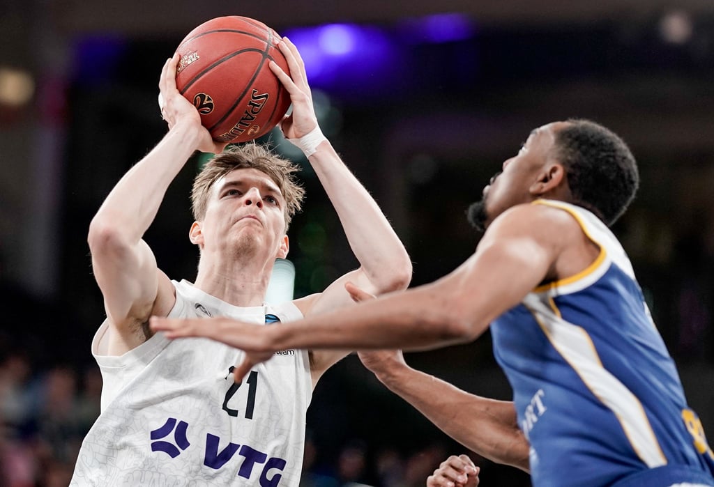 Basketball-Nationalspieler Justus Hollatz (l) wechselt nach Spanien.