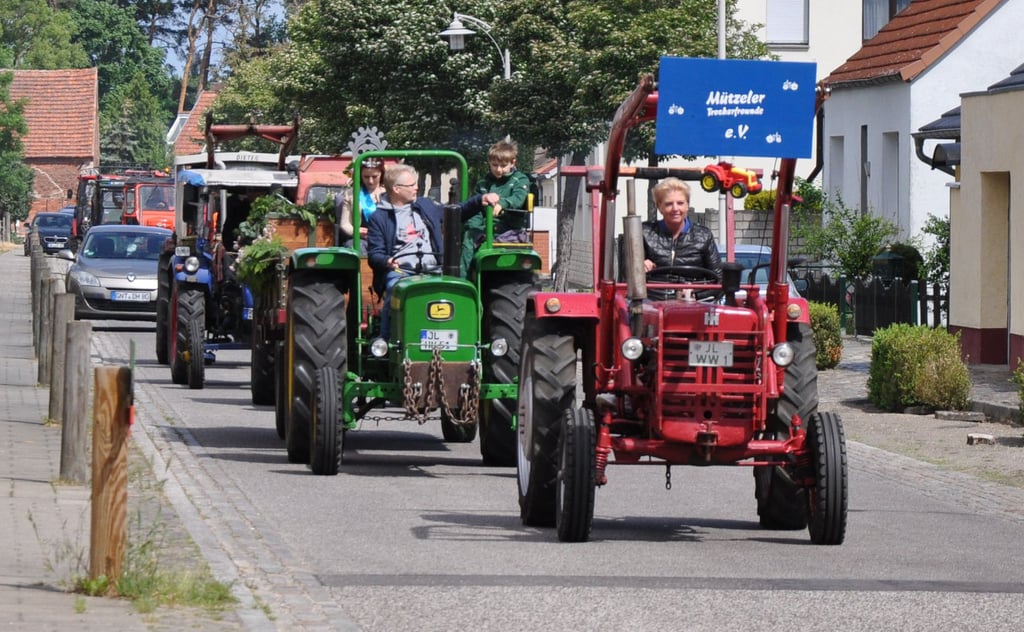 Bettina Wolle von den Mützeler Treckerfreunden fuhr dem Landmaschinenkonvoi voran.