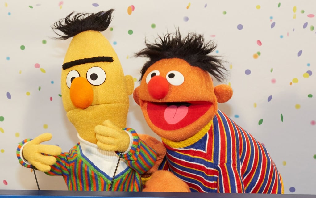 Die beiden Figuren Ernie (r) und Bert posieren bei einem NDR-Pressetermin zu "40 Jahre Sesamstraße".
