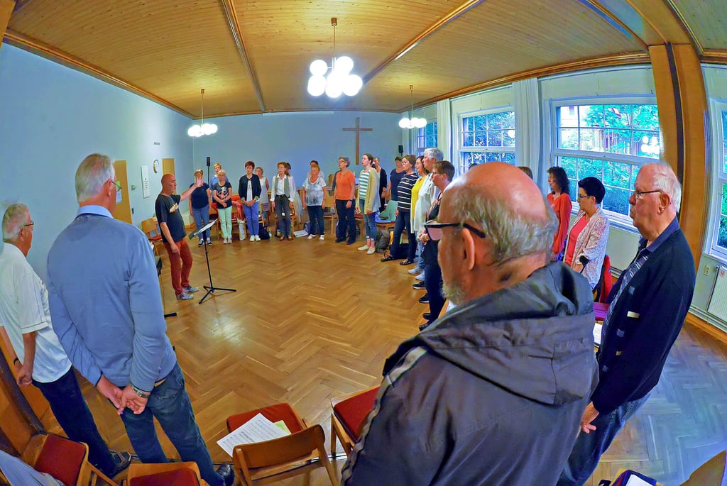 Die Kantorei Aschersleben probt unter der Leitung von Thomas Wiesenberg für das eigene Geburtstagskonzert in der Stephanikirche.