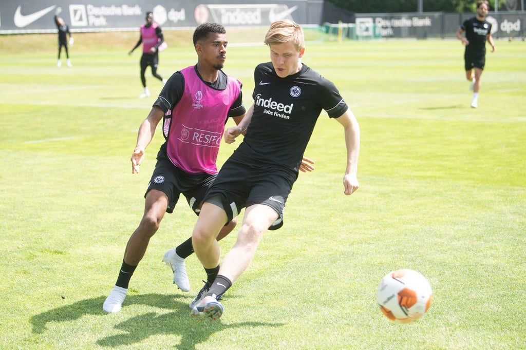 Bleibt fest bei Eintracht Frankfurt: Jens Petter Hauge (r).