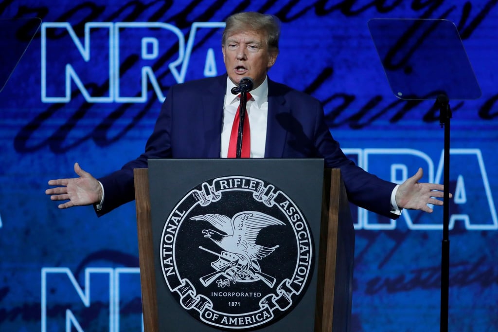 Ex-Präsident Trump hat sich auf der Jahrestagung der NRA für mehr Waffen an Schulen ausgesprochen.