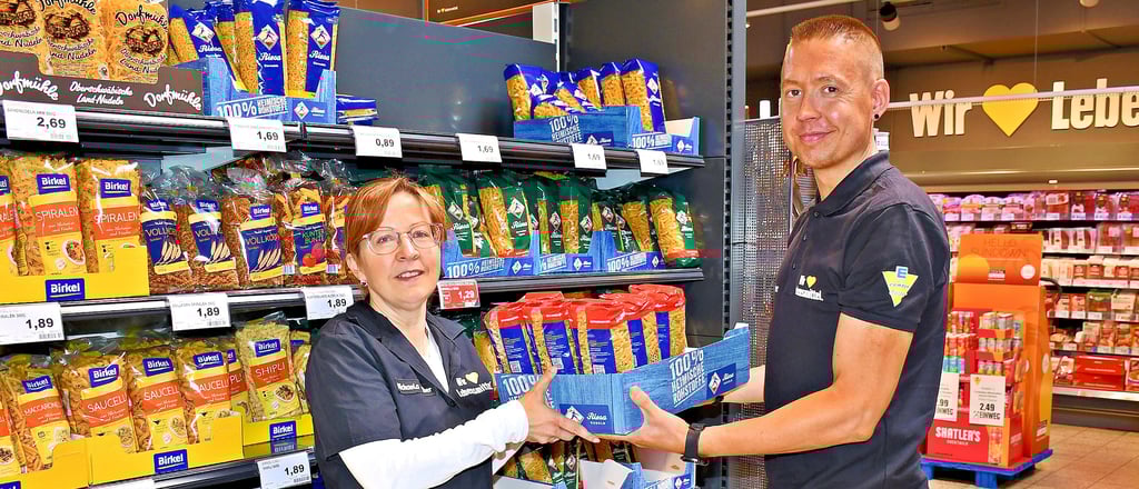 Sebastian Becker, Inhaber des Zerbster E-Center und Michaela Stüber, stellvertretende Marktleiterin füllen das Regal mit den begehrten Nudeln aus Riese.