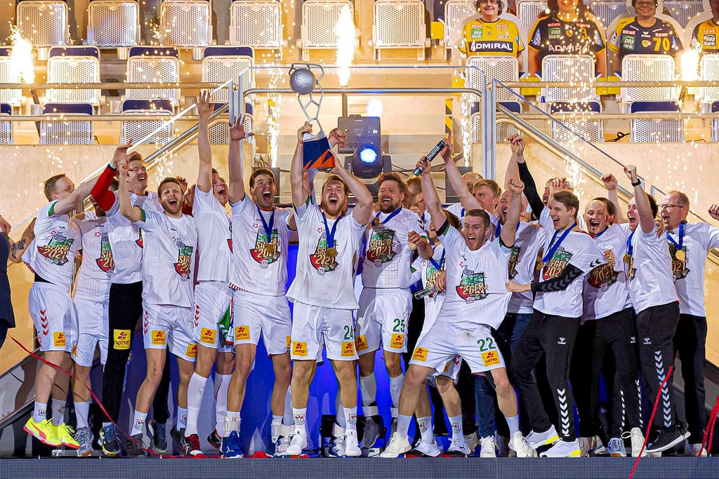 23. Mai 2021: SCM-Kapitän Christian O’Sullivan stemmt den Pokal der European League in die Höhe. Zuvor gewannen die Grün-Roten das Finale gegen die Füchse Berlin in Mannheim mit 28:25.