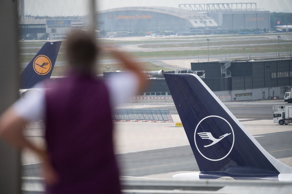 Die Lufthansa sieht die Durchsetzung der Maskenpflicht nun als Sicherheitsrisiko.