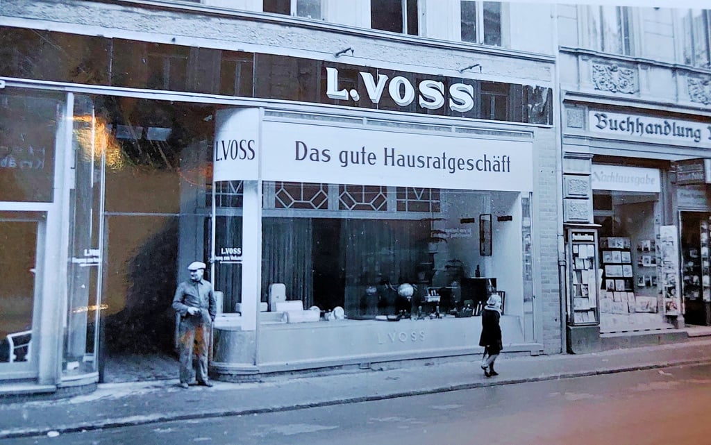 Ein Geschäft der Familie Voß befand sich in der Breiten Straße. Dort konnten die Kunden vor allem Haushaltsartikel erwerben. Ein zweiter Laden befand sich in der Marienkirchstraße.