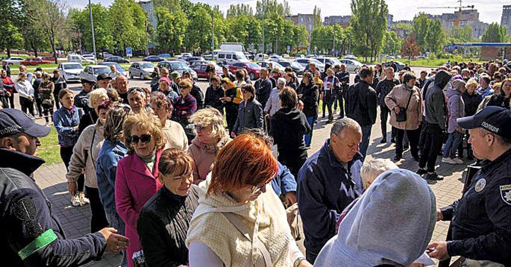 Zahlreiche Menschen stehen an der Registrierung für Flüchtlinge in Saporischja, der Partnerstadt Magdeburgs in der Ukraine, an.