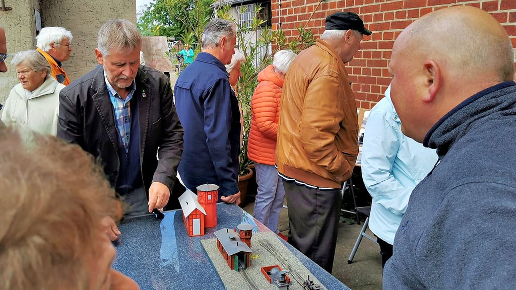 Anlässlich seines Gründungsjubiläums „30 plus1“ lud der Heimatverein zu einem Ausflug in die Havelberger Eisenbahngeschichte ein. Herbert Luksch öffnete den alten Lokschuppen mit Wasserturm. Modelle der ehemaligen Bahngebäude begeisterten den Vereinsvorsitzenden Frank Ermer (links) und die Mitglieder.  