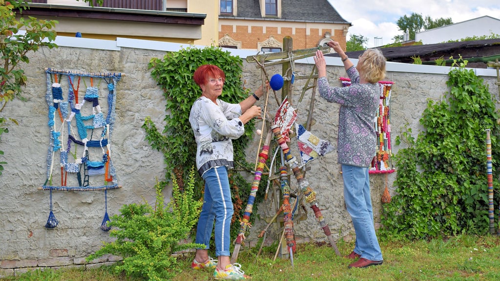 Beim Aufhängen der jüngsten künstlerischen Arbeiten für den Rosengarten – Zugang über die Martin-Schwantes-Straße oder Rathaus II – fiel Giesela Scheffler und Marlies Grund auf, dass ein älteres Element durcheinandergeraten war. Da ordneten sie gleich neu.