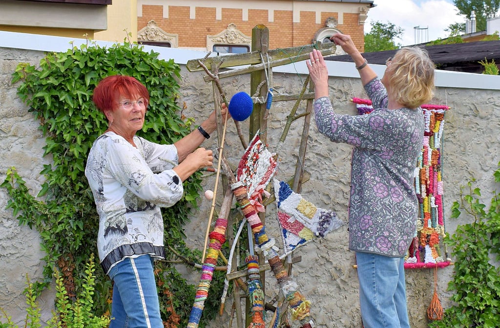 Beim Aufhängen der jüngsten künstlerischen Arbeiten für den Rosengarten – Zugang über die Martin-Schwantes-Straße oder Rathaus II – fiel Giesela Scheffler und Marlies Grund auf, dass ein älteres Element durcheinandergeraten war. Da ordneten sie gleich neu.