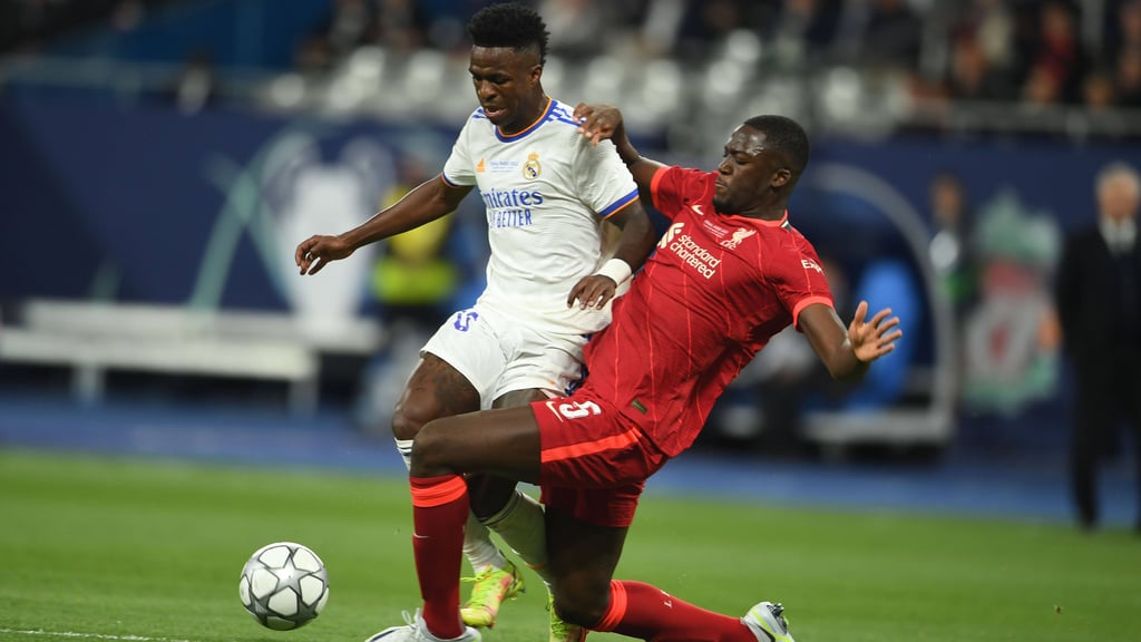 Ibrahima Konaté (r.) im Duell mit Real-Flügelstürmer Vinicius Junior.