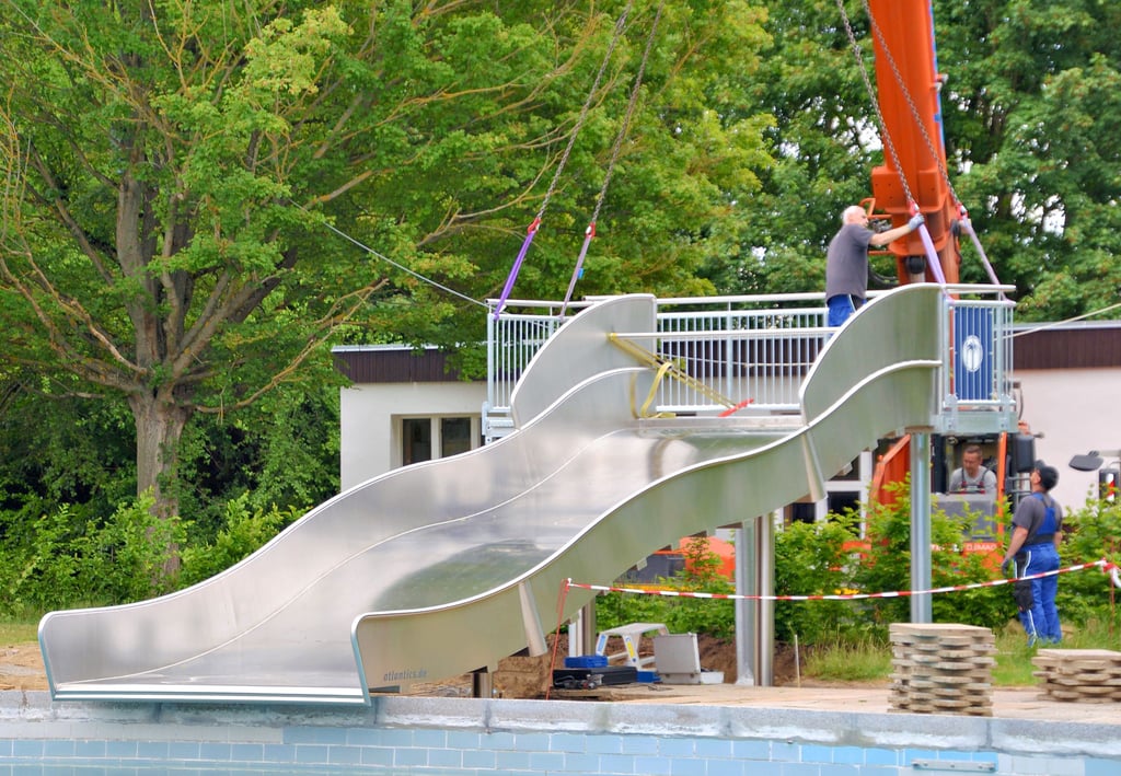 Freude beim Förderverein des Oschersleber Freibades: Mit einer Spendenaktion hat der Verein für eine Breitwasserrutsche Geld gesammelt, mit Hilfe eines Kran konnte die neue Attraktion des Freibades augestellt werden.