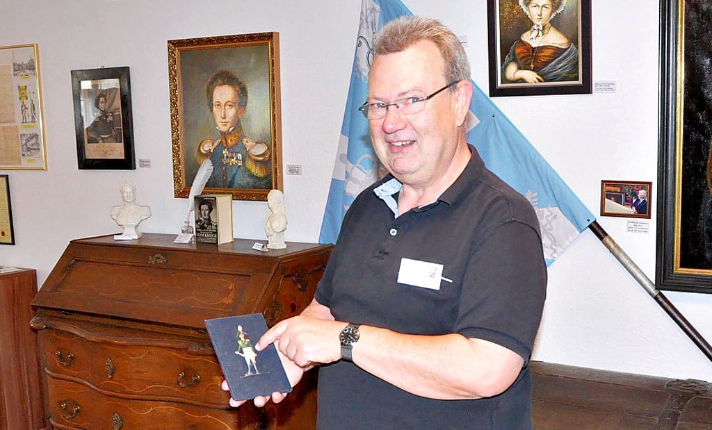 Rolf Reiner Zube mit einer Zinnfigur, die in den 70er Jahren von Fritz Menz graviert wurde.
