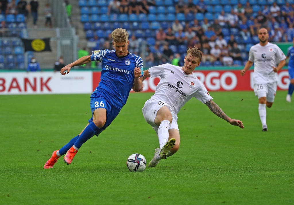 Luca Schuler (l.) und der 1. FC Magdeburg erwarten in der ersten Runde des DFB-Pokals den Bundesligisten Eintracht Frankfurt.